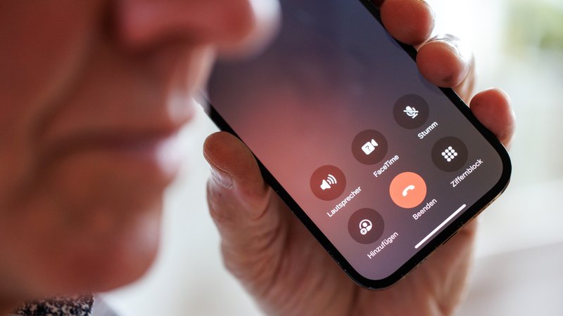 Älterer Mann am Telefon | Bild: picture alliance / dpa | Matthias Balk Älterer Mann am Telefon