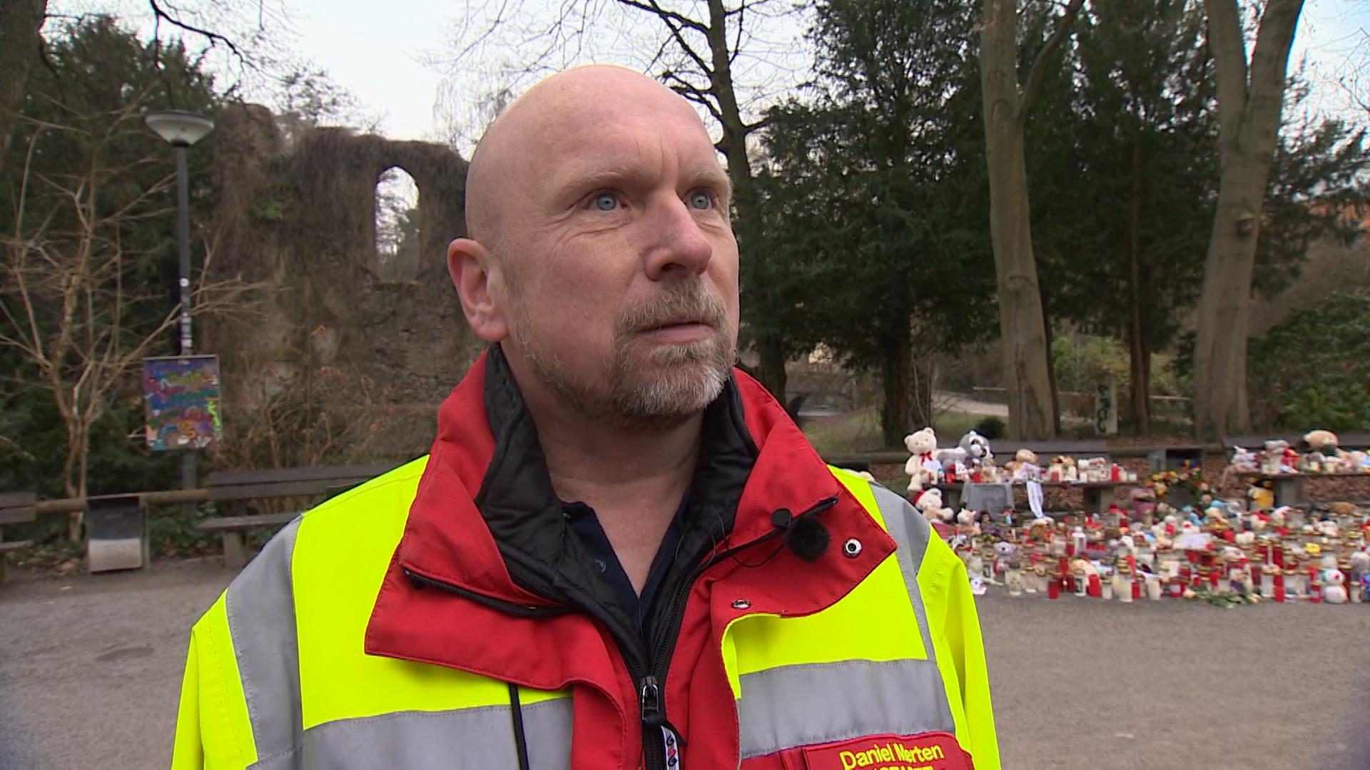 Notarzt steht vor Gedenkstätte des Messerangriffs in Würzburg