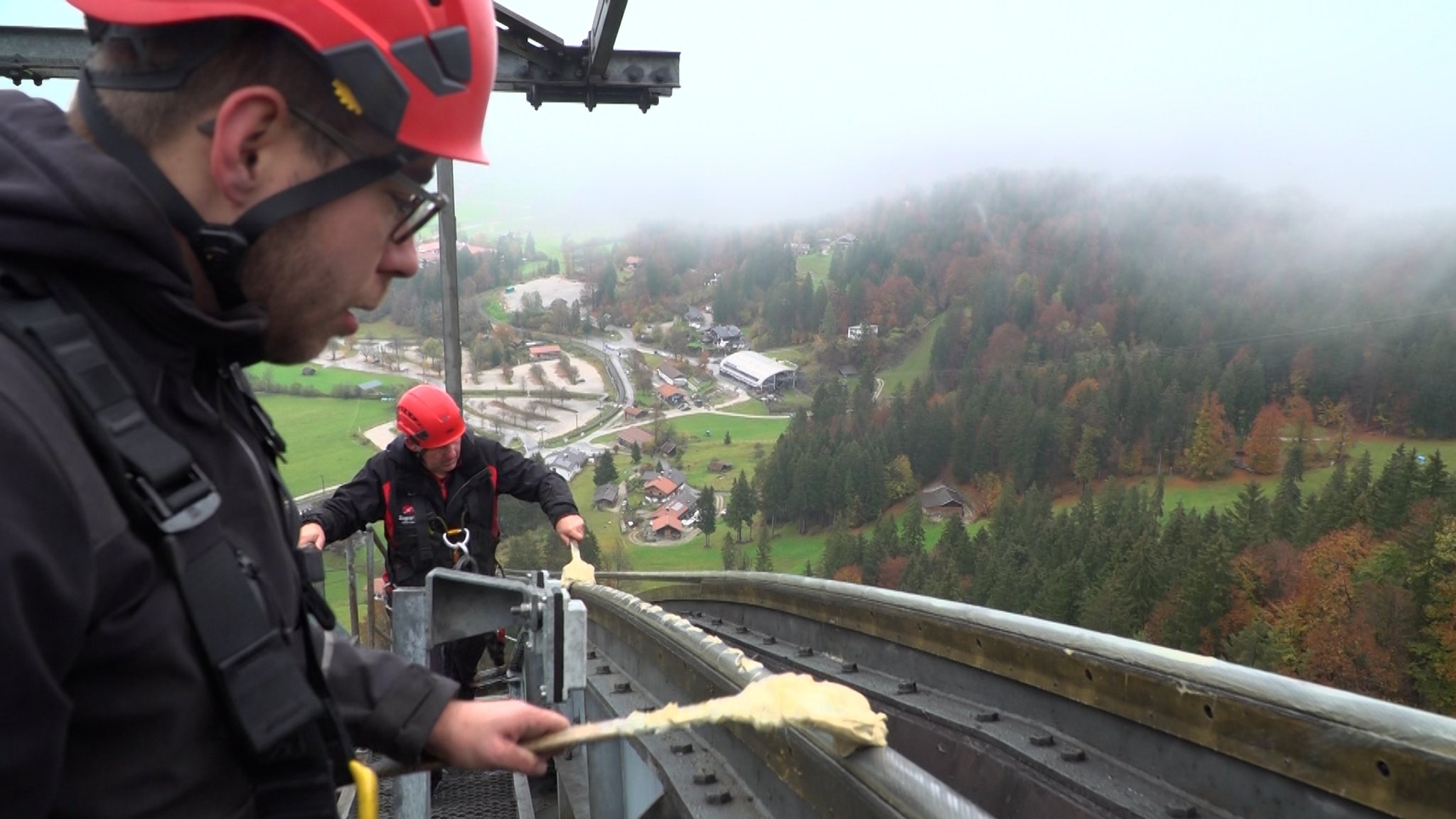 Letzte Handgriffe an der Alpspitzbahn bevor die Wintersaison beginnt.