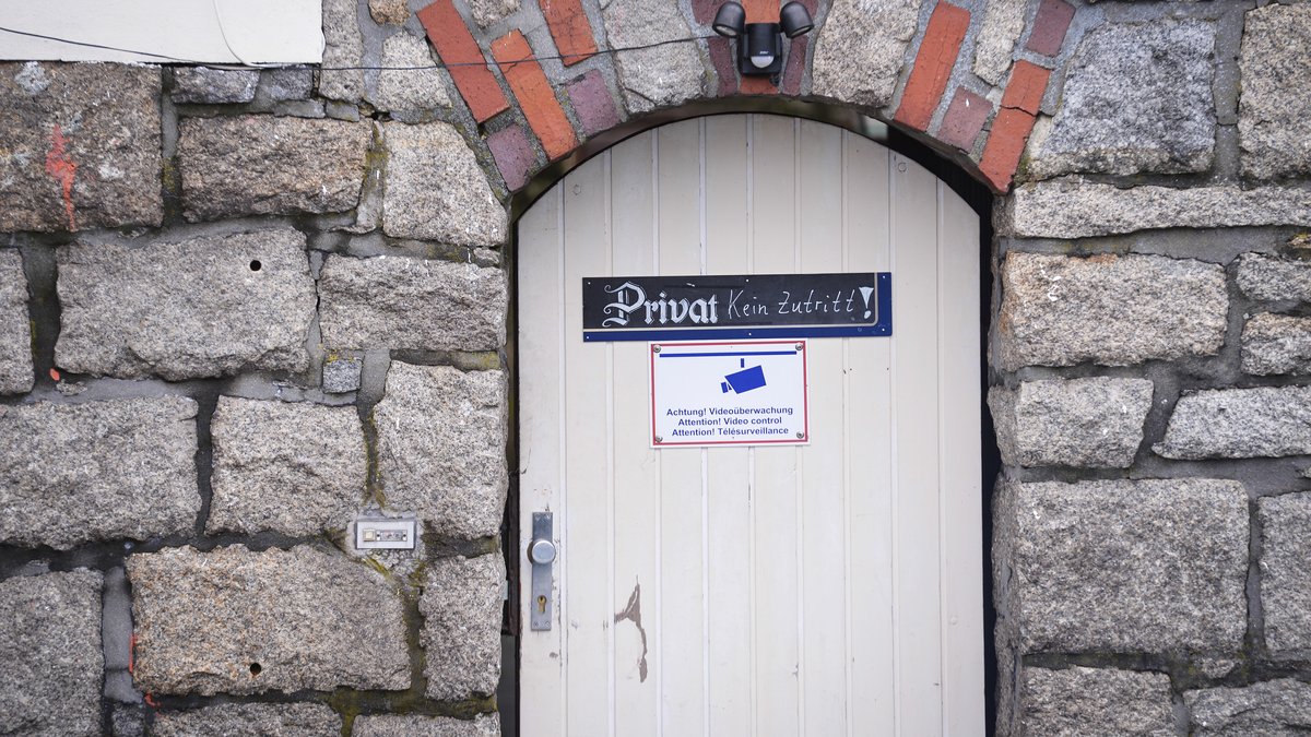 "Privat. Kein Zutritt!" steht auf einem Schild, das an einer Haustür in Oberprex hängt. 