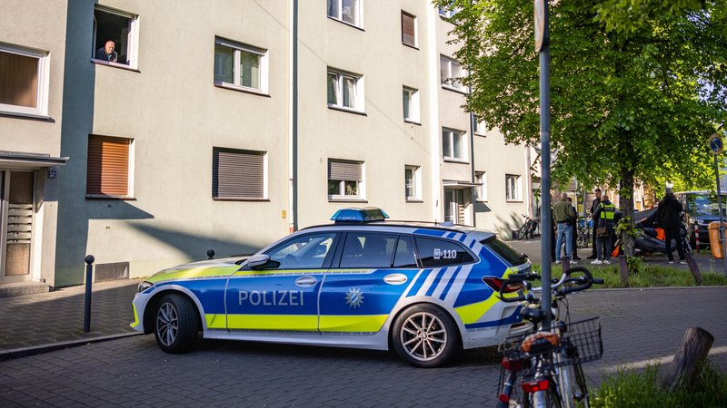 In der Nürnberger Südstadt machte die Polizei am 30. April 2025 einen schrecklichen Fund: Ein 19-Jähriger war getötet worden, eine 14-Jährige schwer verletzt. Jetzt sitzt ein Tatverdächtiger in Untersuchungshaft. | Bild: news5/Oßwald In der Nürnberger Südstadt machte die Polizei am 30. April 2025 einen schrecklichen Fund: Ein 19-Jähriger war getötet worden, eine 14-Jährige schwer verletzt. Jetzt sitzt ein Tatverdächtiger in Untersuchungshaft.