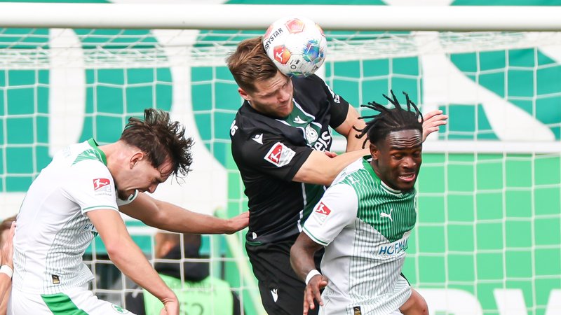 Benjamin Källmann von Hannover 96 (M), Reno Morris Münz (l) und Noel Futkeu von Greuther Fürth (l) in Aktion. | Bild: picture alliance/dpa | Daniel Löb Benjamin Källmann von Hannover 96 (M), Reno Morris Münz (l) und Noel Futkeu von Greuther Fürth (l) in Aktion.