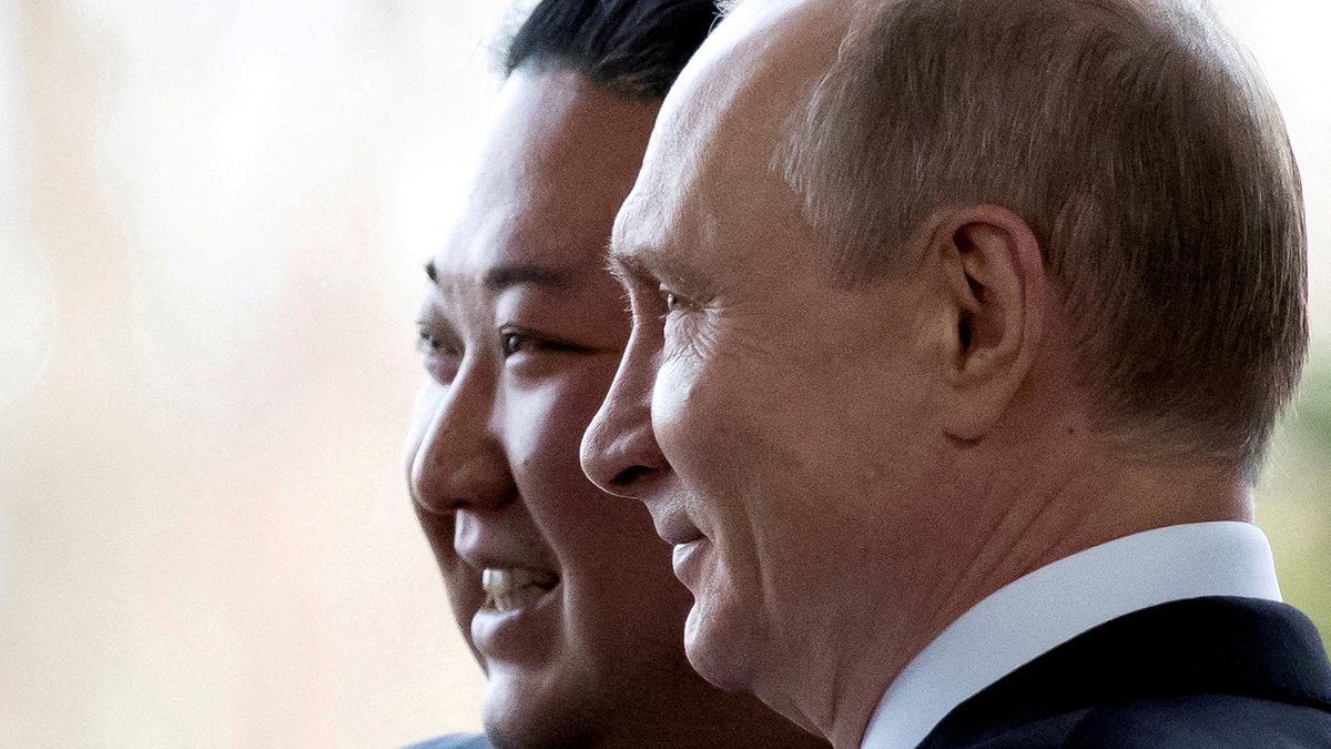 Archivbild: 25.04.2019 | Russlands Präsident Wladimir Putin (r.) und Nordkoreas Machthaber Kim Jong Un