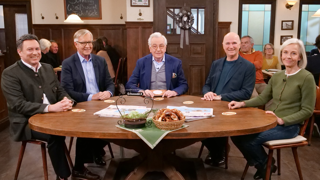 Die Stammtisch-Gäste: Wolfgang Bogenberger, Dietmar Bartsch, Moderator Hans Werner Kilz, Wolfgang Krebs und Ursula Münch (v.l.n.r.) | Bild: BR/Andreas H. Scholl Die Stammtisch-Gäste: Wolfgang Bogenberger, Dietmar Bartsch, Moderator Hans Werner Kilz, Wolfgang Krebs und Ursula Münch (v.l.n.r.)