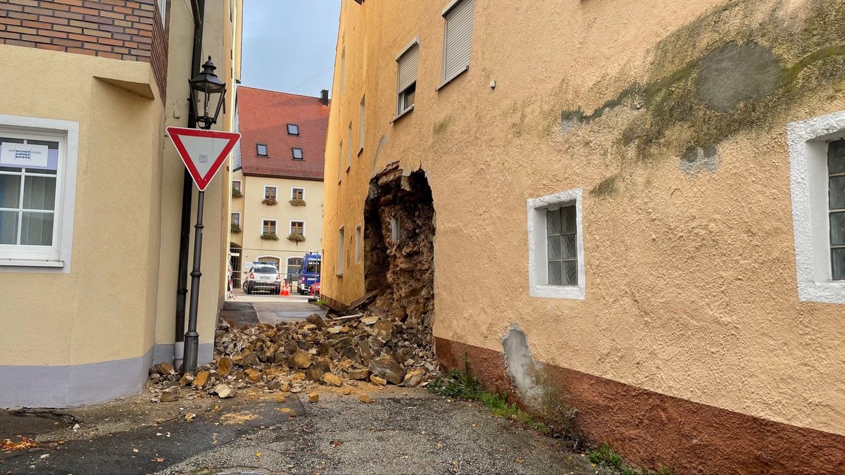 In der Stadtmitte von Auerbach in der Oberpfalz ist die Wand eines leerstehenden Hauses eingestürzt.