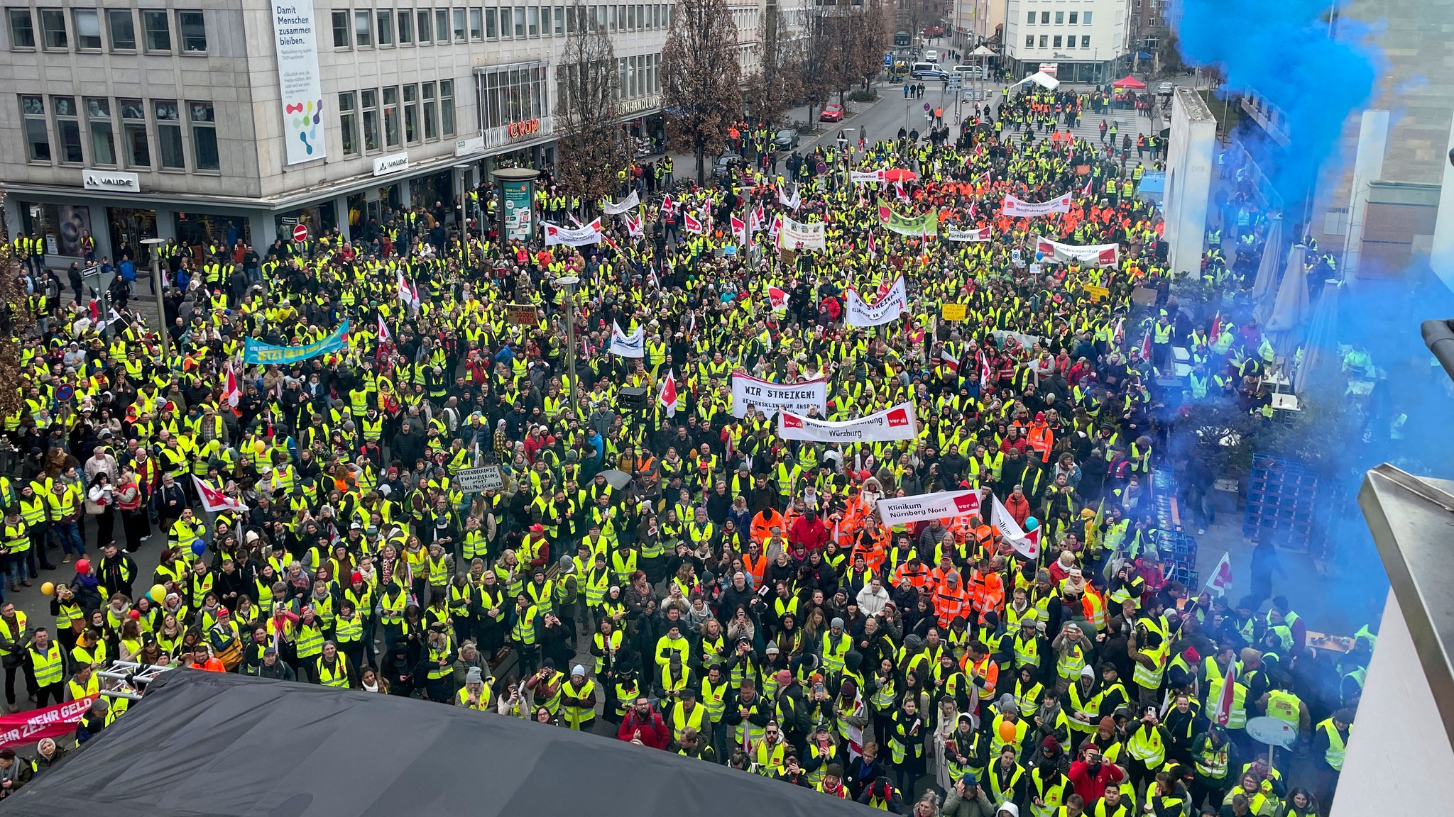 12.000 Menschen demonstrieren auf dem Kornmarkt.