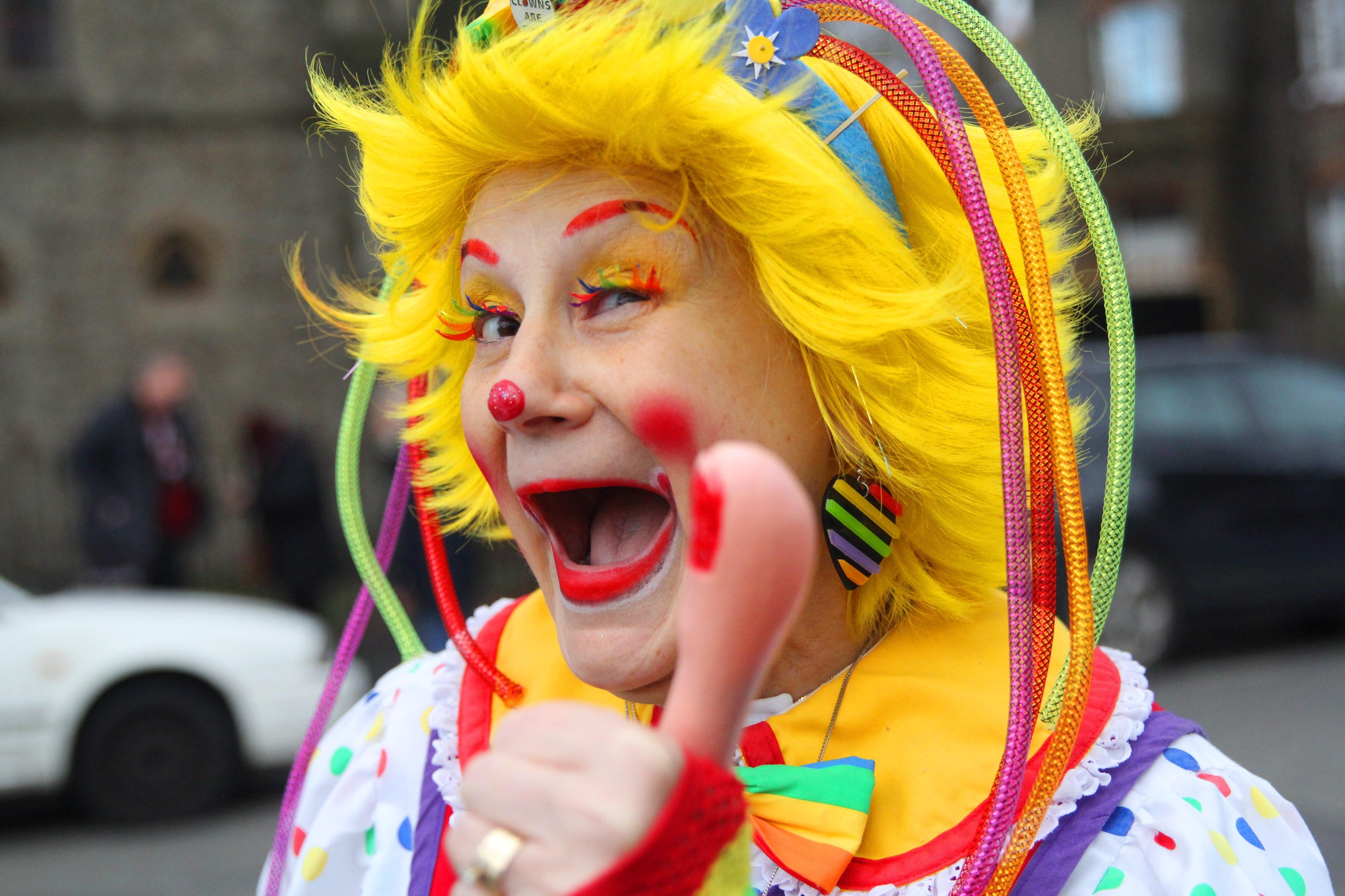 Mit gelber Perücke verkleidete Frau