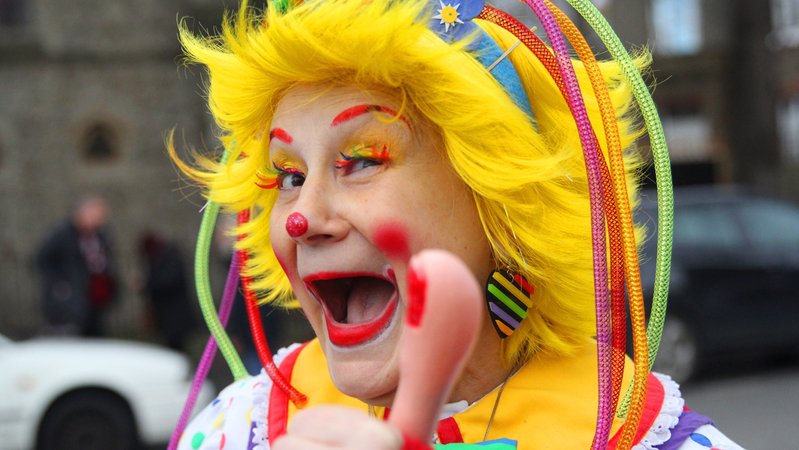 Mit gelber Perücke verkleidete Frau | Bild: picture alliance / AA | Yunus Dalgic Mit gelber Perücke verkleidete Frau