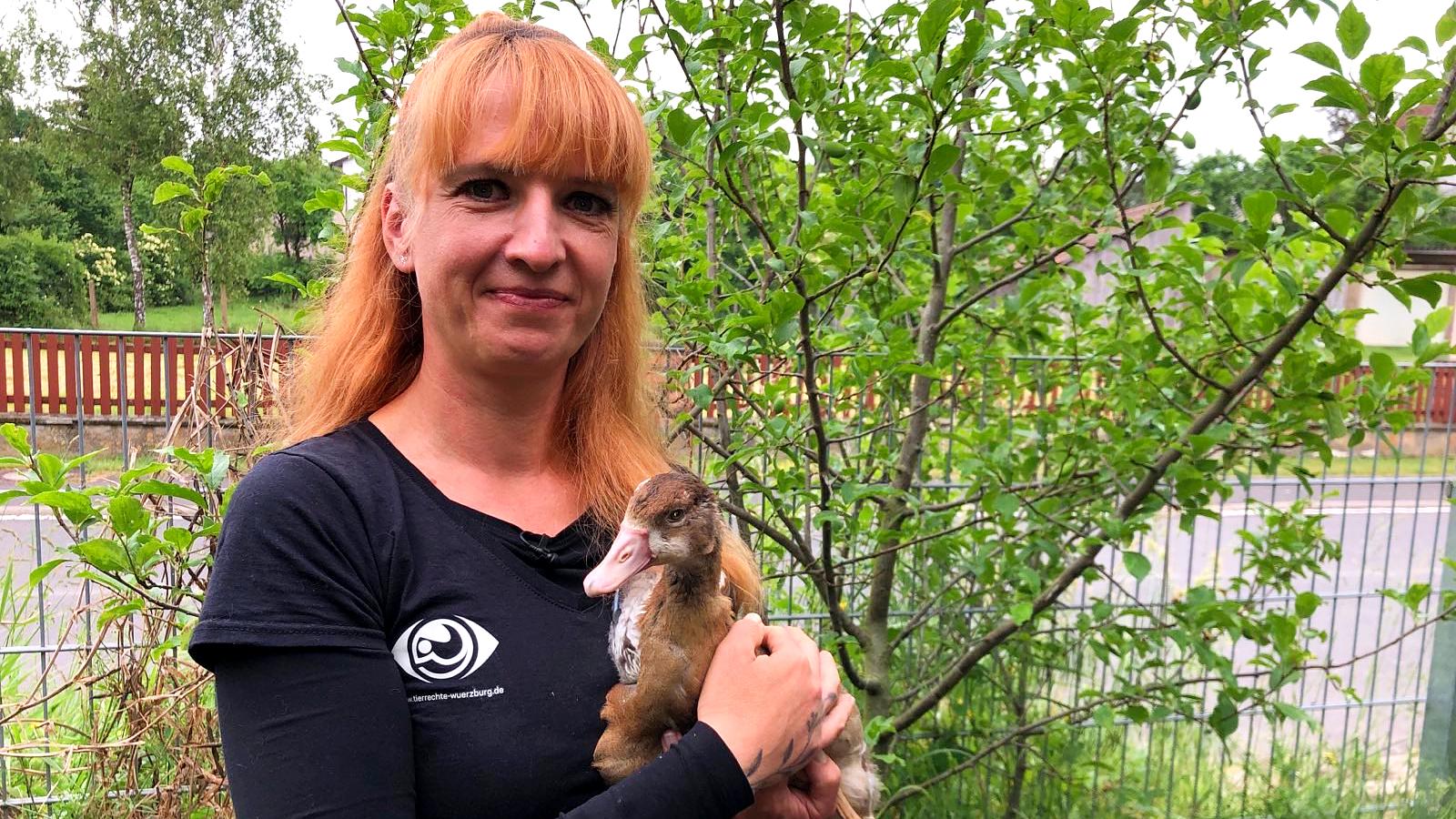 Birgit Vorndran mit einer Minigans im Arm.