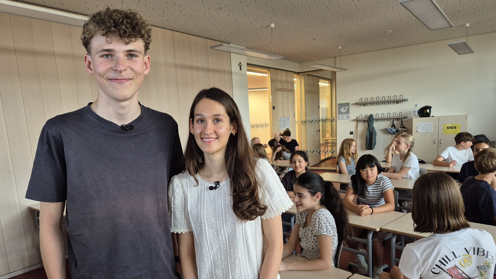 Medienscouts Conor und Roya vom Wilhelm-Hausenstein-Gymnasium klären über KI auf. 