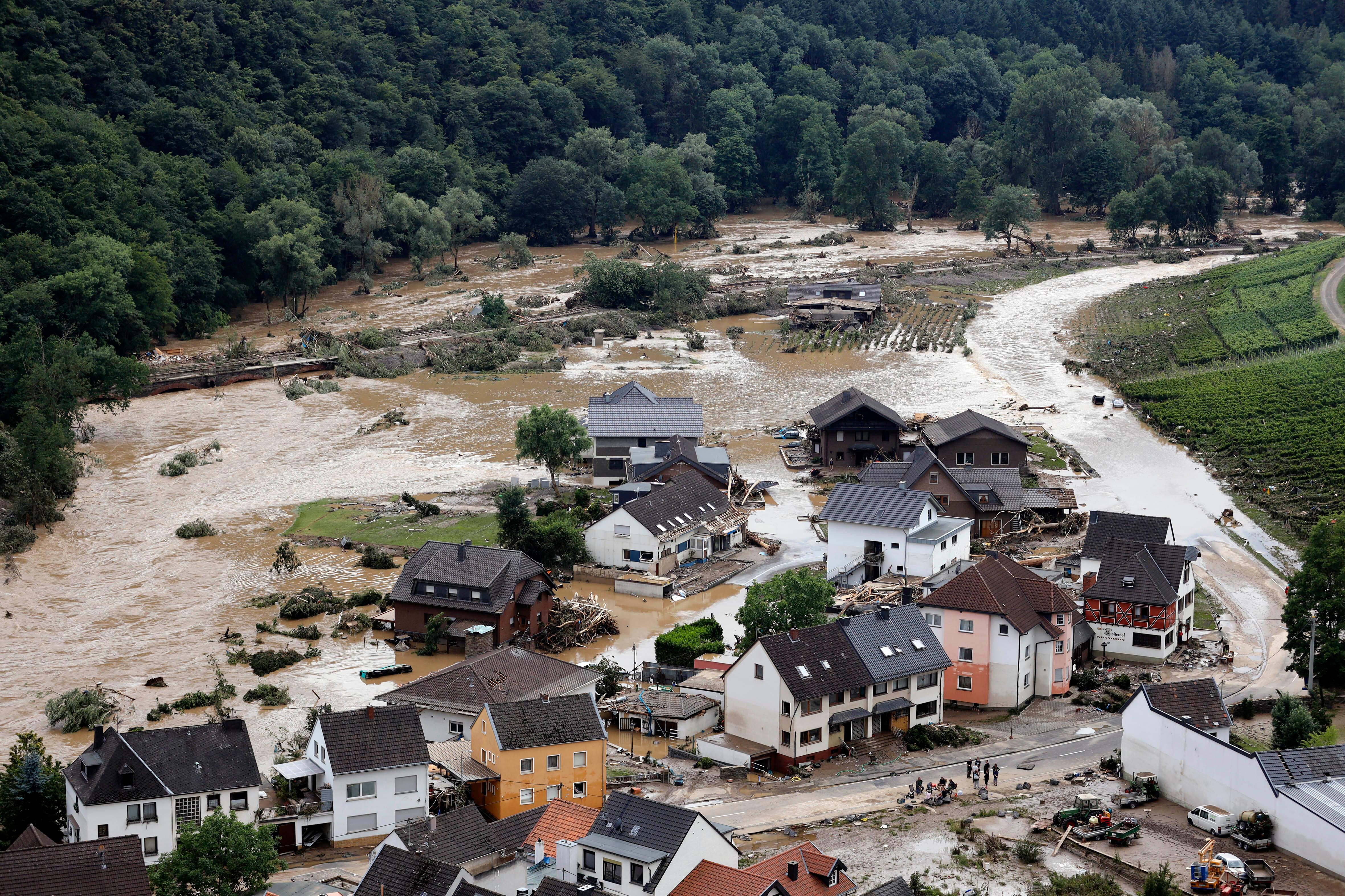 In der Eifel haben heftige Regenfälle und Dauerregen für Überschwemmungen und Überflutungen gesorgt. Im Ahrtal trat der Fluss vielerorts über die Ufer und überschwemmte nicht nur Keller sondern ganze Ortschaften. Im Bild eine Ortschaft an der Straße zwischen Dernau und Walporzheim.