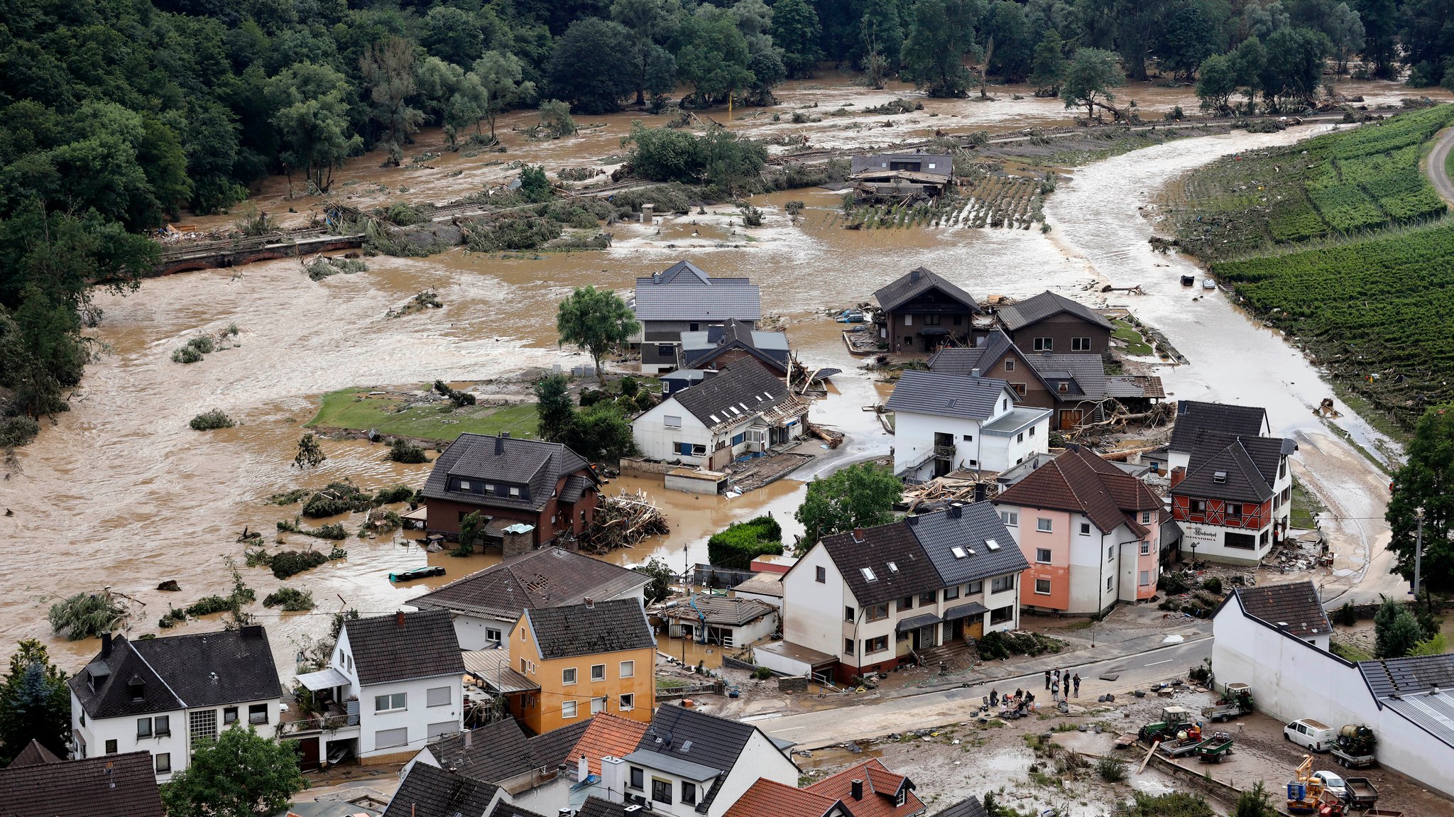 In der Eifel haben heftige Regenfälle und Dauerregen für Überschwemmungen und Überflutungen gesorgt. Im Ahrtal trat der Fluss vielerorts über die Ufer und überschwemmte nicht nur Keller sondern ganze Ortschaften. Im Bild eine Ortschaft an der Straße zwischen Dernau und Walporzheim.