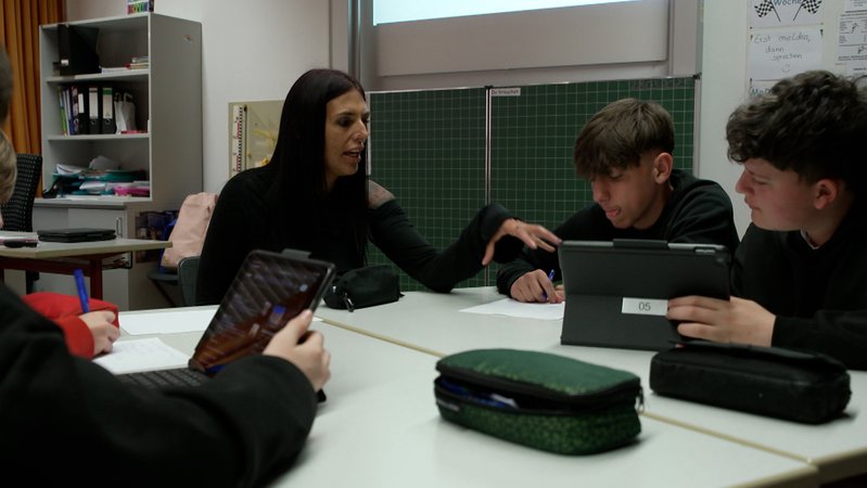 Heute wurde der Deutsche Lehrkräftepreis verliehen. Lehrer und Schüler durten dabei abstimmen. Eine Preisträgerin kommt aus Schnaittach in Mittelfranken und wir haben sie besucht. | Bild: BR Heute wurde der Deutsche Lehrkräftepreis verliehen. Lehrer und Schüler durten dabei abstimmen. Eine Preisträgerin kommt aus Schnaittach in Mittelfranken und wir haben sie besucht.