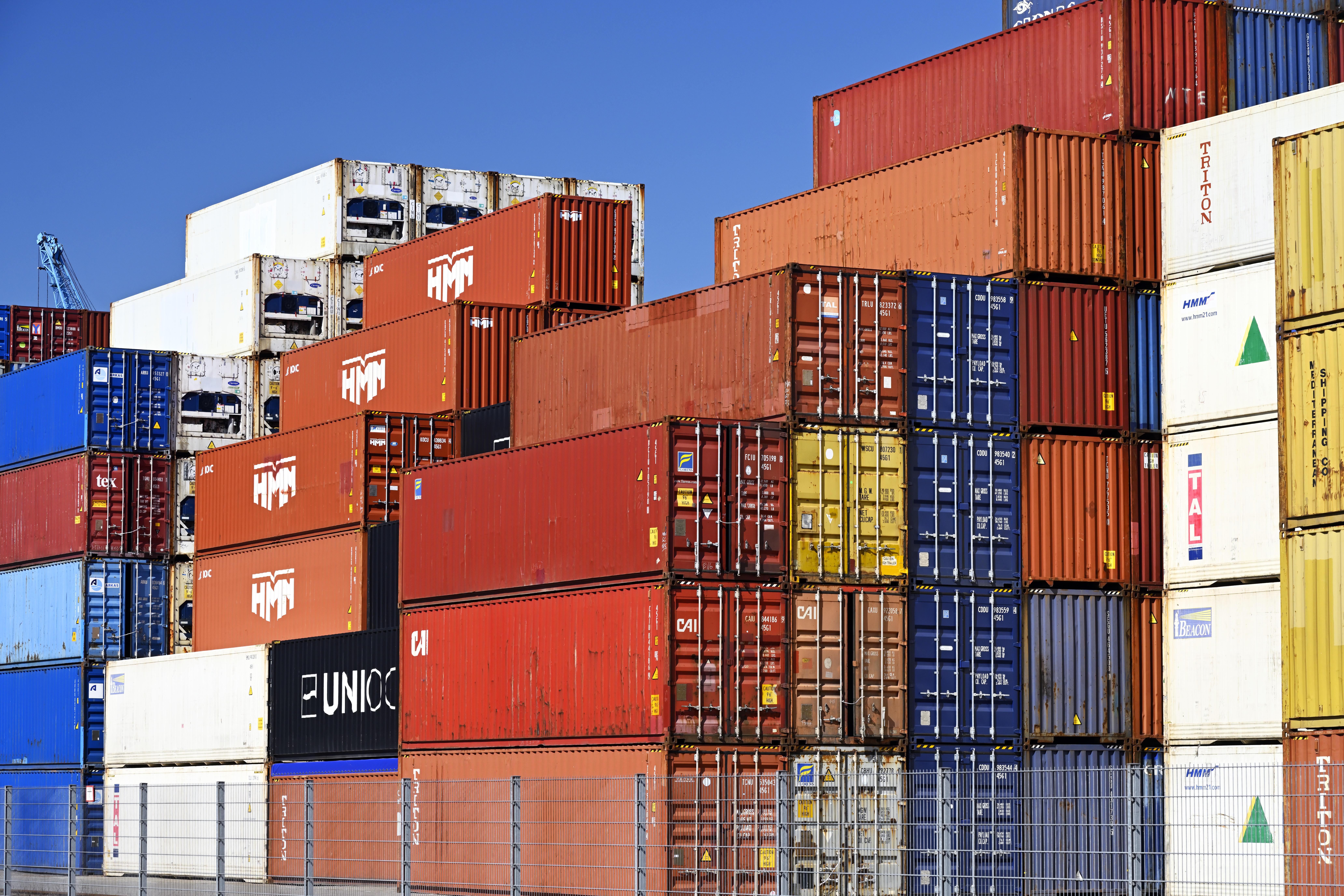 Ein hoher Stapel an Fracht-Containern