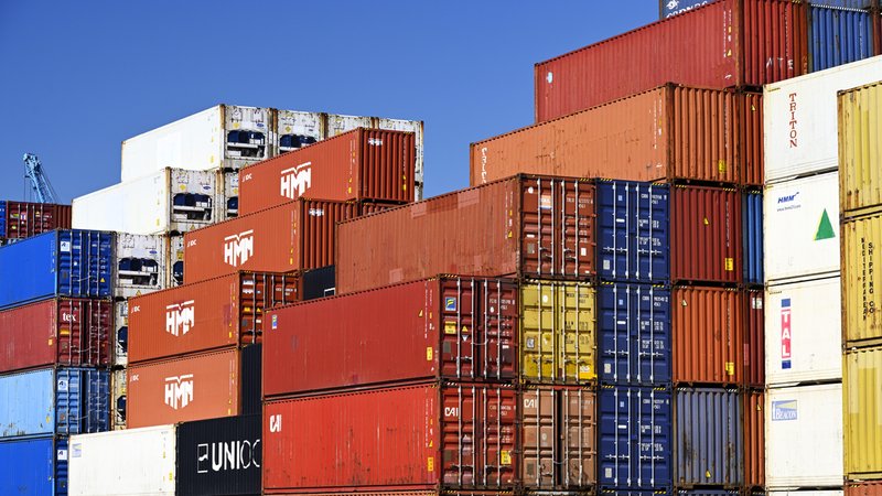 Ein hoher Stapel an Fracht-Containern | Bild: picture alliance/CHROMORANGE/Christian Ohde Ein hoher Stapel an Fracht-Containern