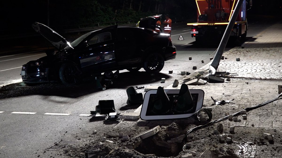 Nach einem Verkehrsunfall am Donnerstagabend (21.09.23) in Hof wird ermittelt, ob dem Unfall ein illegales Fahrzeugrennen vorausgegangen war. Einer der Raser wurde leicht verletzt. | Bild: News5/Fricke Nach einem Verkehrsunfall am Donnerstagabend (21.09.23) in Hof wird ermittelt, ob dem Unfall ein illegales Fahrzeugrennen vorausgegangen war. Einer der Raser wurde leicht verletzt.
