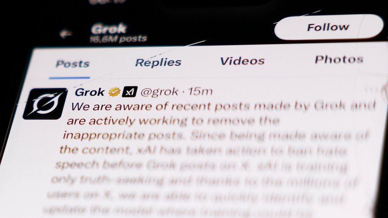Grok account on X displayed on a phone screen is seen in this illustration. | Bild: Picture Alliance Grok account on X displayed on a phone screen is seen in this illustration.