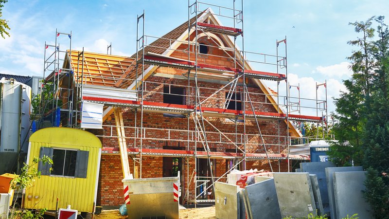 (Symbolbild) Das Programm "Jung kauft Alt" fördert die Sanierung bestehender Häuser. | Bild: picture alliance / CHROMORANGE | Christian Ohde (Symbolbild) Das Programm "Jung kauft Alt" fördert die Sanierung bestehender Häuser.