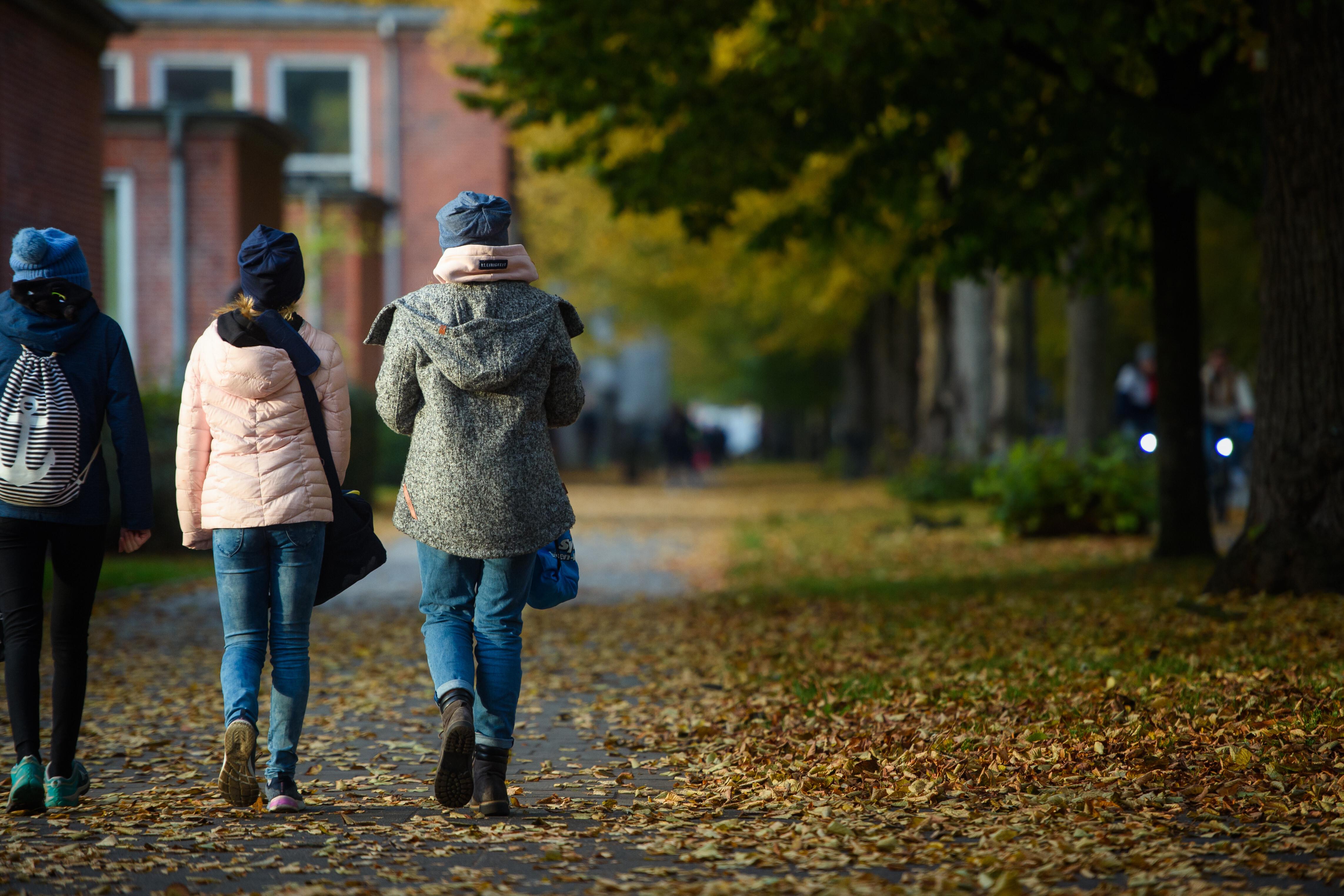 (Symbolbild) Mit der ersten Schulwoche startet auch der Herbst im Freistaat.