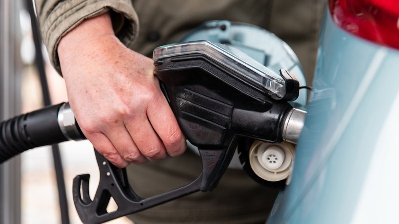 Eine Frau tankt ihr Auto an einer Tankstelle auf. | Bild: BR/Leon Baatz Eine Frau tankt ihr Auto an einer Tankstelle auf.