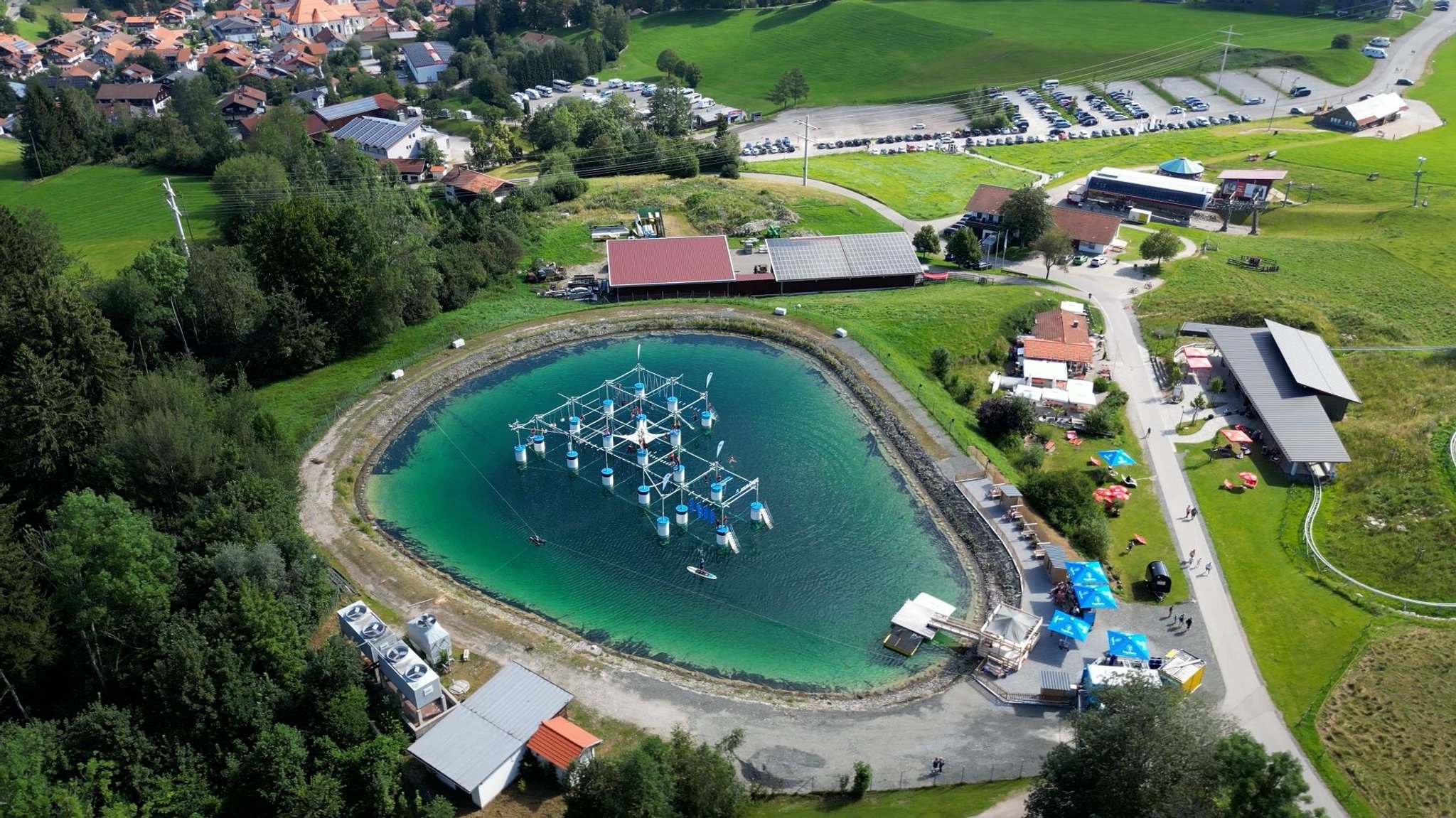 Kraxeln überm Wasser: Kunstschnee-See mit Klettergarten 