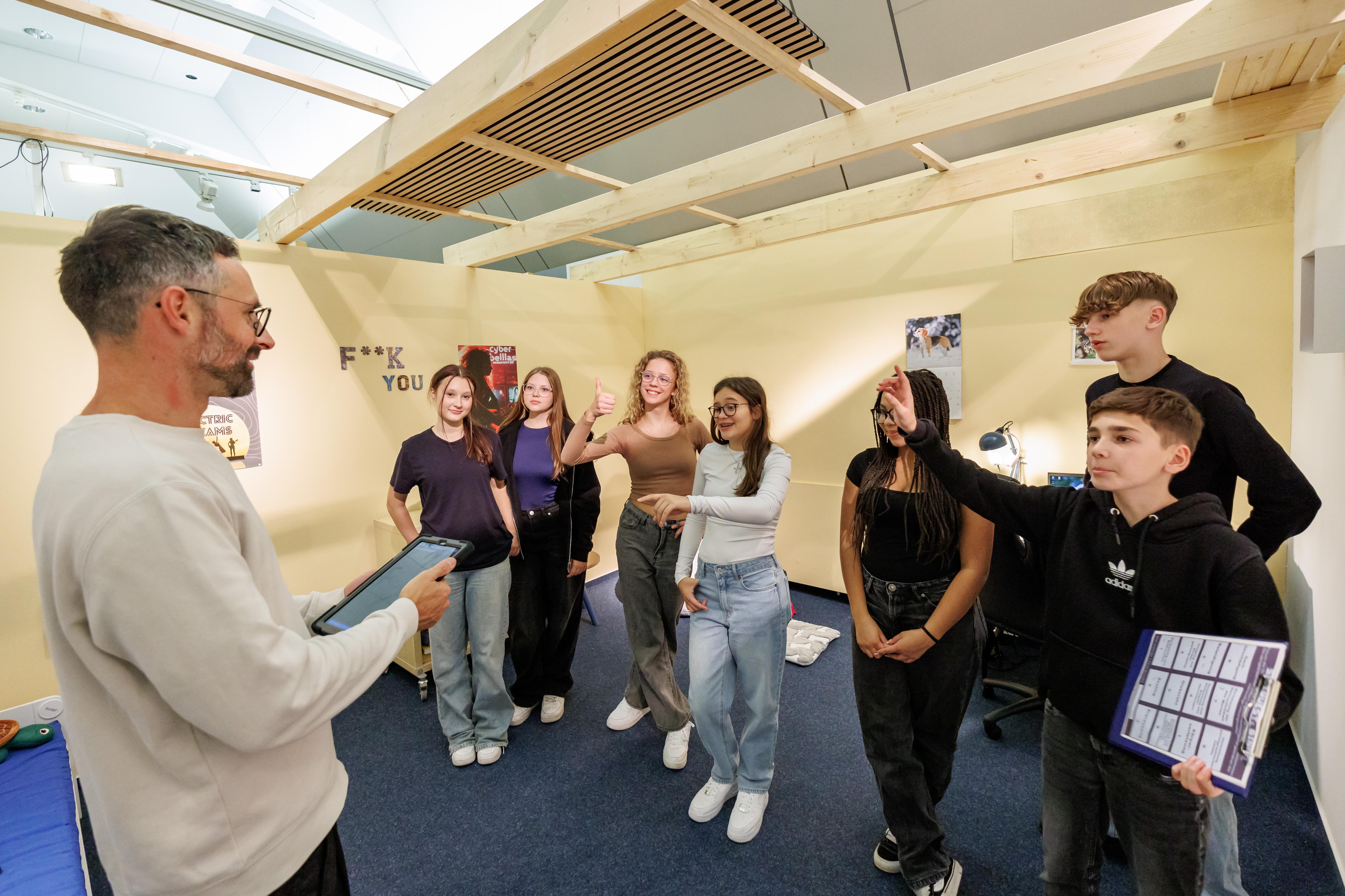 Jugendliche im Escape-Room