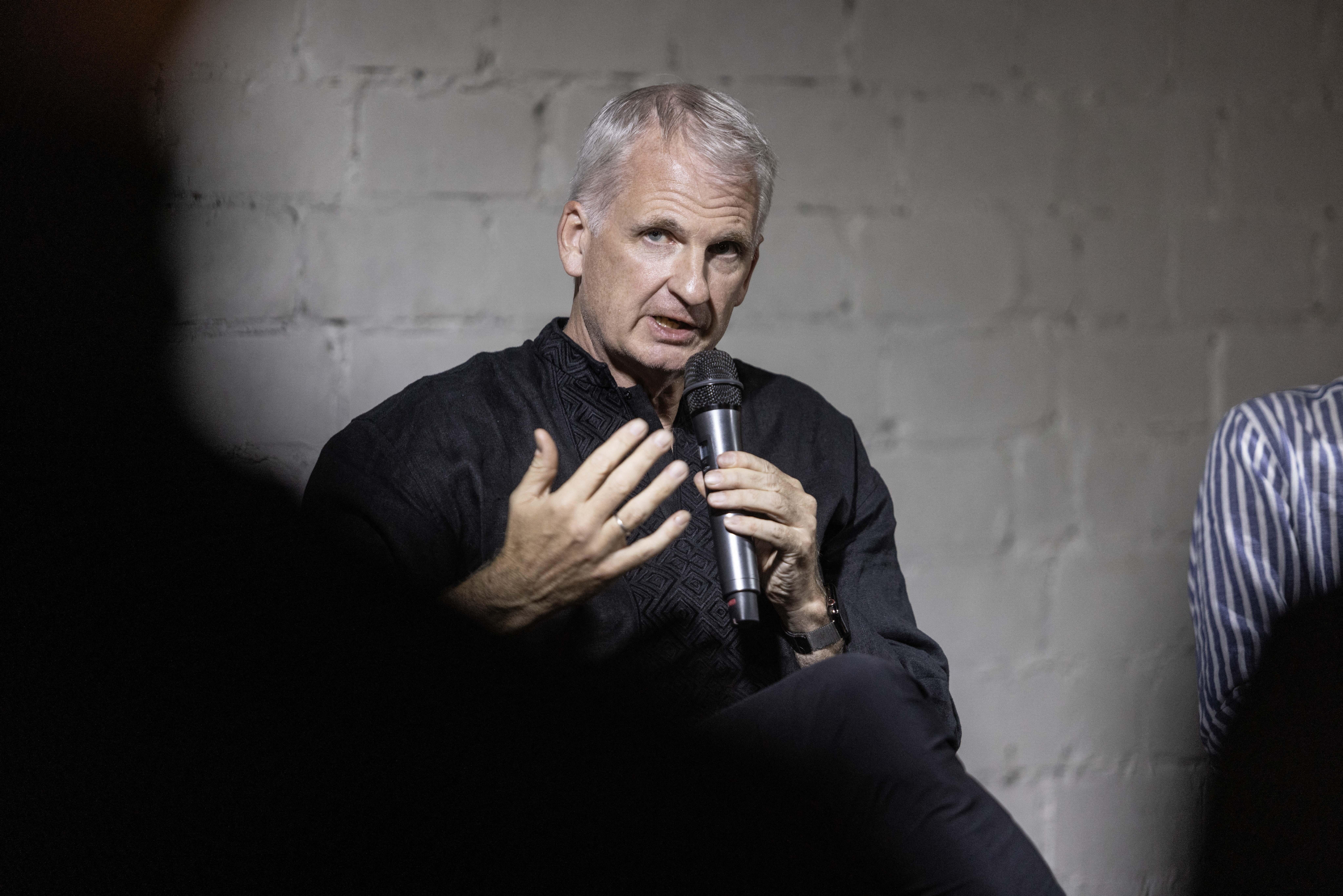 Der Historiker Timothy Snyder spricht im September in Charkiw mit ukrainischen Intellektuellen.