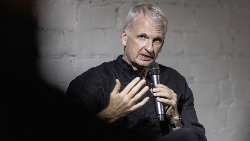 Der Historiker Timothy Snyder spricht im September in Charkiw mit ukrainischen Intellektuellen. | Bild: picture alliance / abaca | Titov Yevhen/ABACA Der Historiker Timothy Snyder spricht im September in Charkiw mit ukrainischen Intellektuellen.