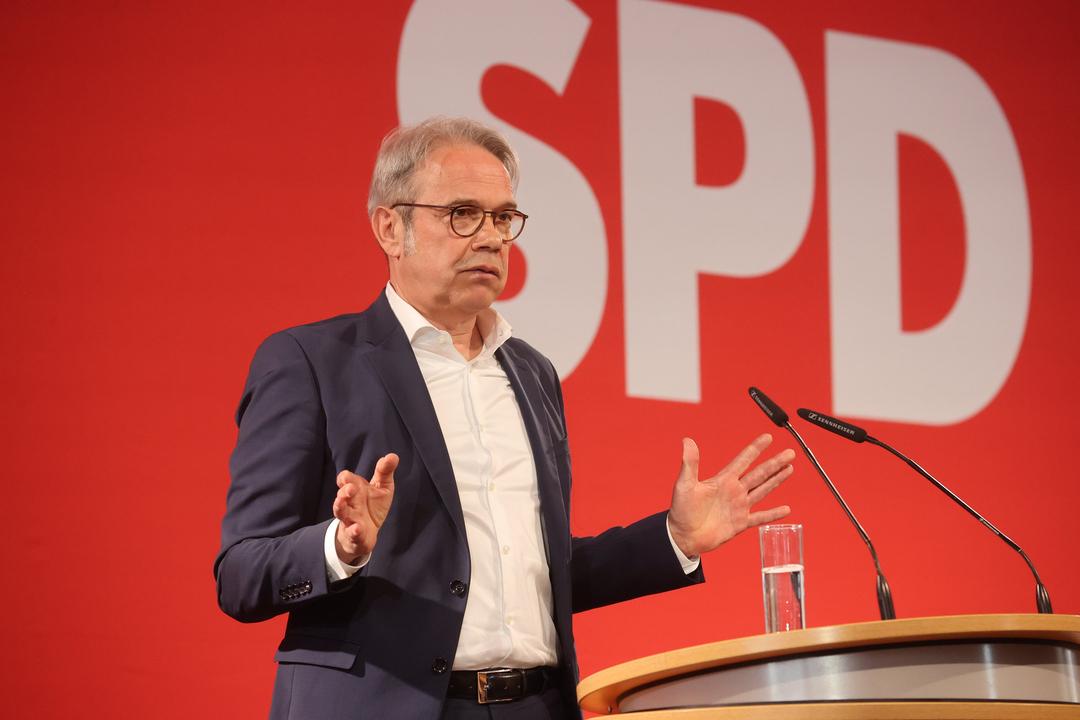 ARCHIV: 13.04.2024, Thüringen, Erfurt: Georg Maier (SPD), Innenminister von Thüringen und SPD Landesvorsitzender spricht auf der Landesdelegiertenkonferenz der SPD.