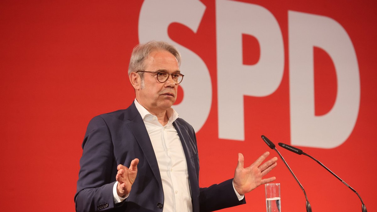 ARCHIV: 13.04.2024, Thüringen, Erfurt: Georg Maier (SPD), Innenminister von Thüringen und SPD Landesvorsitzender spricht auf der Landesdelegiertenkonferenz der SPD.