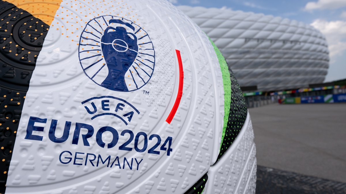 Ein großer Ball von Adidas ist vor der München Fußball Arena zu sehen. 