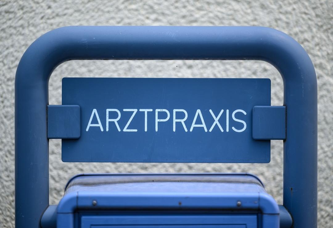 Schild mit der Aufschrift Arztpraxis