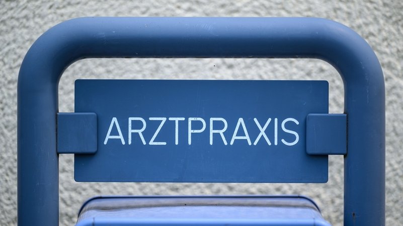 Schild mit der Aufschrift Arztpraxis | Bild: dpa-Bildfunk/Patrick Pleul Schild mit der Aufschrift Arztpraxis