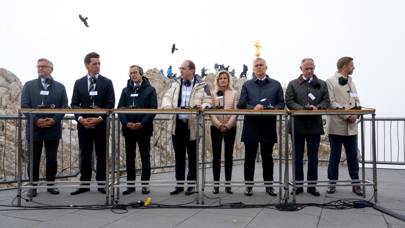 Magnus Brunner (l-r), EU-Kommissar für Inneres und Migration, Kaare Dybvad, Minister für Ausländer und Integration von Dänemark, Bruno Retailleau, Innenminister von Frankreich, Alexander Dobrindt (CSU), Bundesinnenminister, Daniela Ludwig, Parlamentarische Staatssekretärin in Innenministerium, Tomasz Siemoniak, Innenminister von Polen, Gerhard Karner, Innenminister von Österreich, und Vit Rakusan, Innenminister von Tschechien, nehmen nach einem europäischen Ministertreffen zur Migrationspolitik auf der Zugspitze an einer Pressekonferenz teil. | Bild: picture alliance/dpa | Sven Hoppe Magnus Brunner (l-r), EU-Kommissar für Inneres und Migration, Kaare Dybvad, Minister für Ausländer und Integration von Dänemark, Bruno Retailleau, Innenminister von Frankreich, Alexander Dobrindt (CSU), Bundesinnenminister, Daniela Ludwig, Parlamentarische Staatssekretärin in Innenministerium, Tomasz Siemoniak, Innenminister von Polen, Gerhard Karner, Innenminister von Österreich, und Vit Rakusan, Innenminister von Tschechien, nehmen nach einem europäischen Ministertreffen zur Migrationspolitik auf der Zugspitze an einer Pressekonferenz teil.