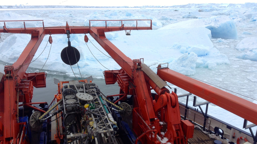 Das Meeresboden-Bohrgerät MARUM-MeBo70 während Stationsarbeiten direkt vor der Schelfeiskante des Pine Island Gletschers. 