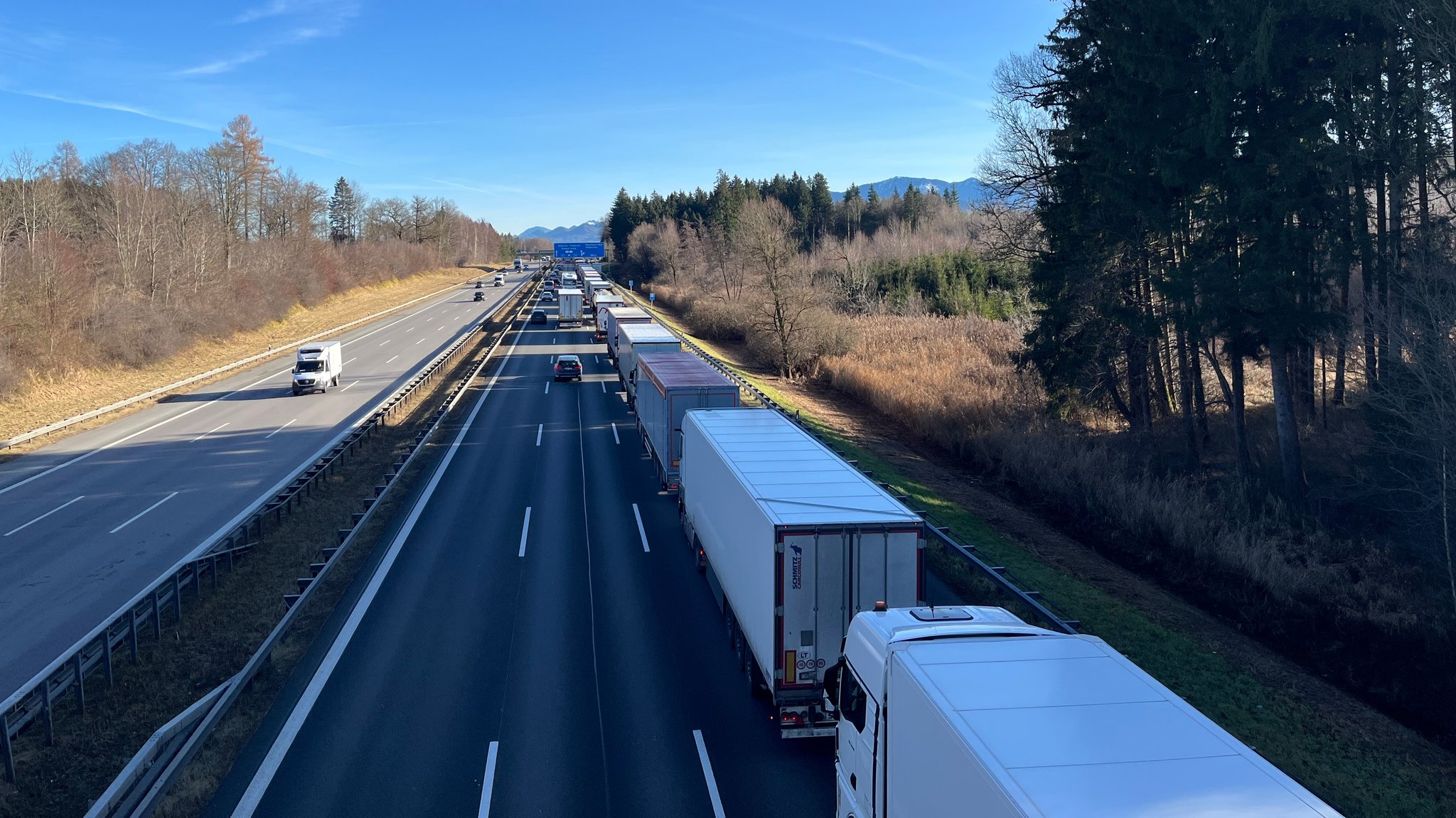 LKW-Stau auf der rechten Spur der Inntal-Autobahn am 9.12. | Bild: BR/Julia Haderecker LKW-Stau auf der rechten Spur der Inntal-Autobahn am 9.12.