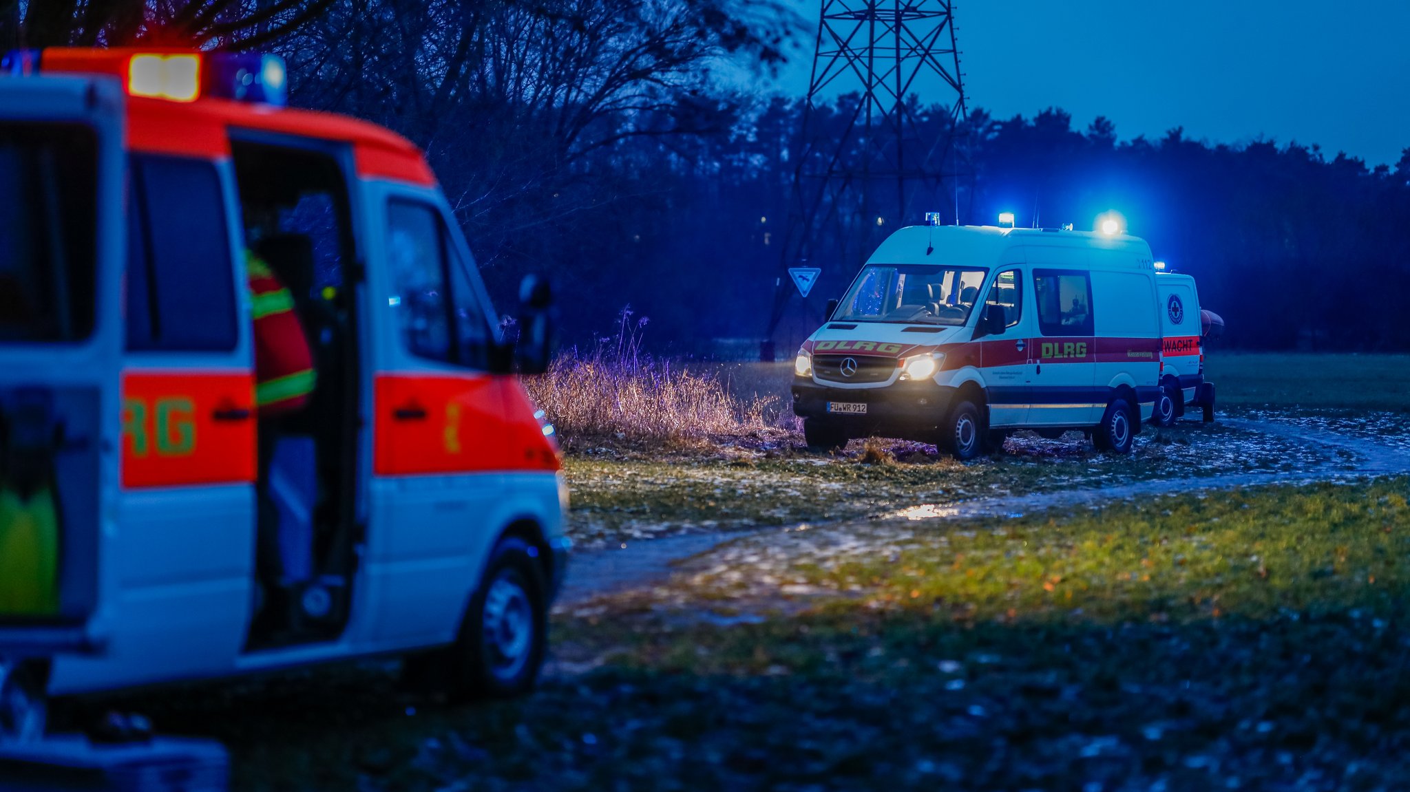 Retter am Mittwoch am Fundort der Leiche in Fürth-Stadeln.