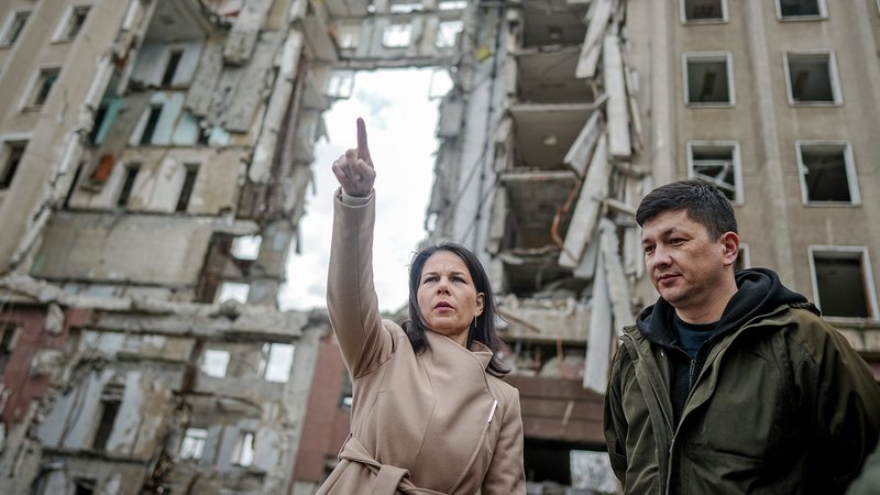 Außenministerin Baerbock bei ihrem Besuch im ukrainischen Mykolajiw | Bild: Bayerischer Rundfunk 2024 Außenministerin Baerbock bei ihrem Besuch im ukrainischen Mykolajiw