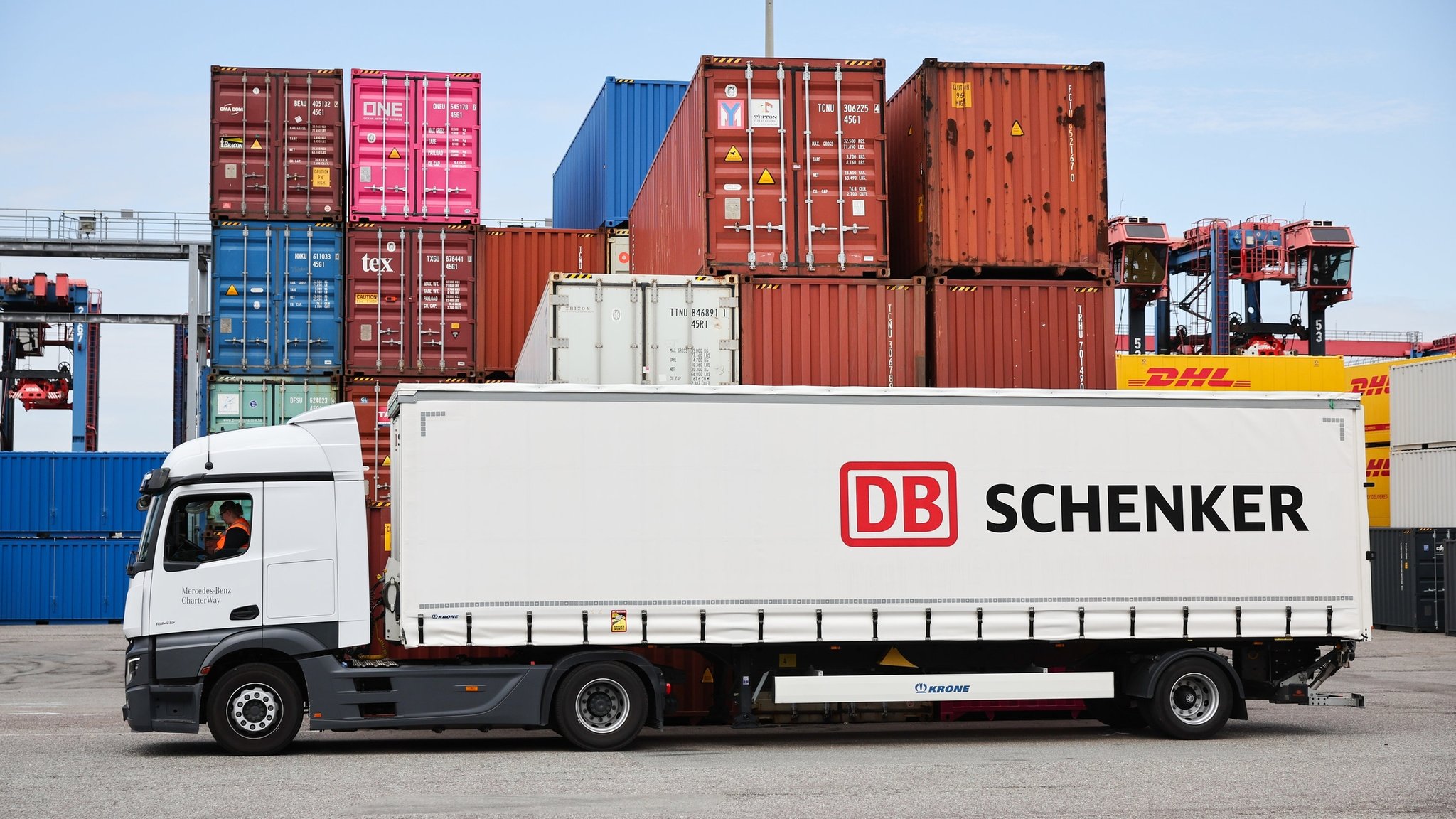 DB Schenker im Hamburger Hafen