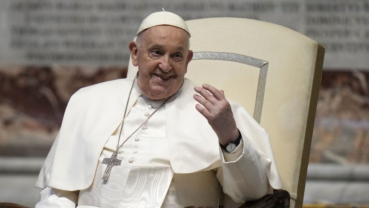 Papst Franziskus gestikuliert vor einer Messe im Petersdom.
