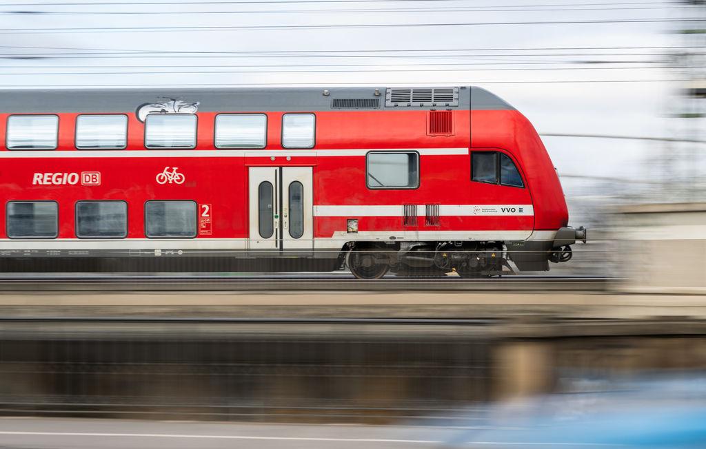 Ein Regionalexpress der DB Regio (Symbolbild)