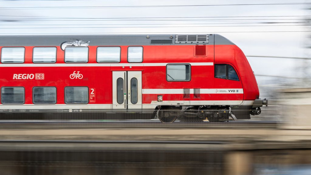 Regionalzug Baby Ohne Mutter Unterwegs Bahnreisende Fassungslos - s1kzl1r