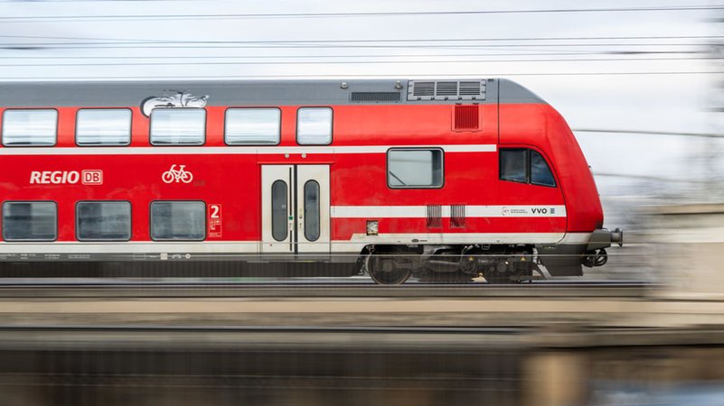 Ein Regionalexpress der DB Regio (Symbolbild) | Bild: dpa-Bildfunk/Robert Michael Ein Regionalexpress der DB Regio (Symbolbild)