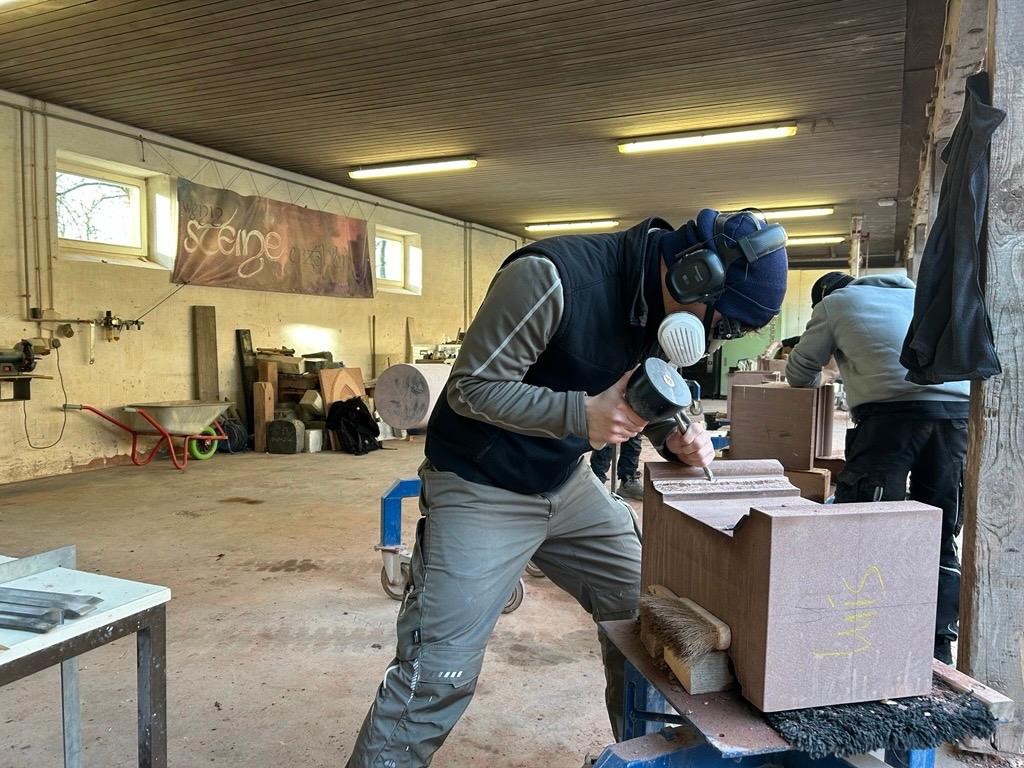 An der Aschaffenburger Steinmetzschule wird meist noch mit Hammer und Meißel gearbeitet – an dem für die Region typischen Buntsandstein. 