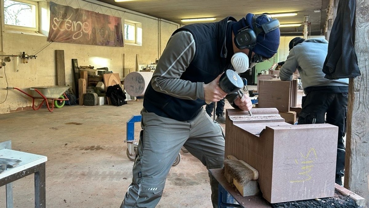 An der Aschaffenburger Steinmetzschule wird meist noch mit Hammer und Meißel gearbeitet – an dem für die Region typischen Buntsandstein. 