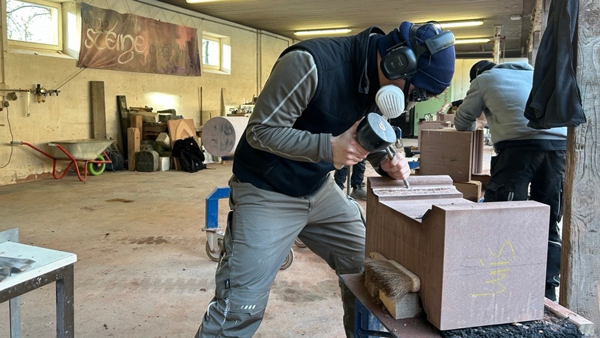 An der Aschaffenburger Steinmetzschule wird meist noch mit Hammer und Meißel gearbeitet – an dem für die Region typischen Buntsandstein. 