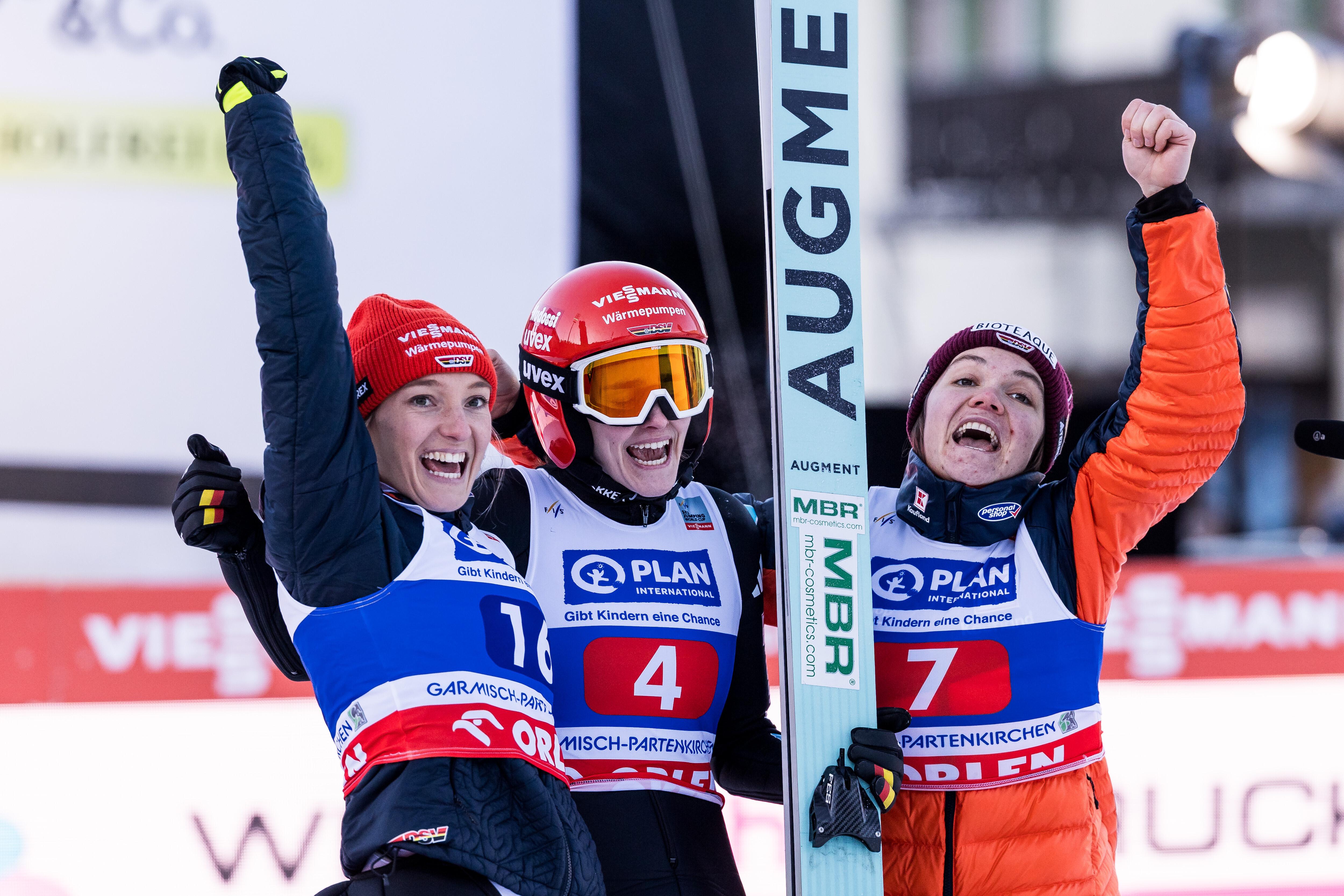 Katharina Schmid GER, Selina Freitag GER und Agnes Reisch jubeln auf der Two-Nights-Tour.