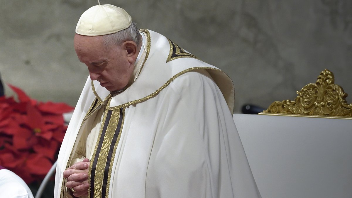 Papst Franziskus hat die Hände zum Gebet verschränkt.