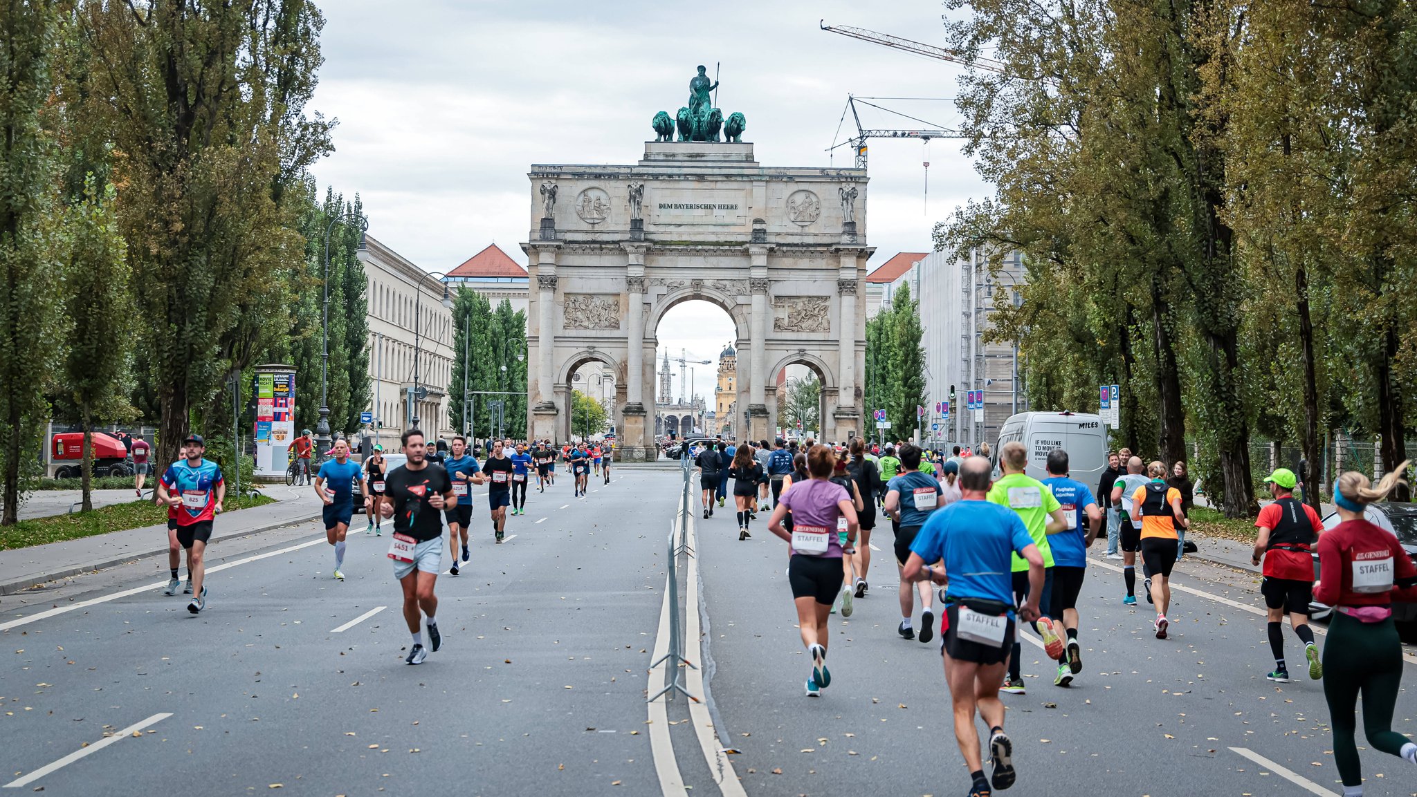 München Marathon: Läuferinnen und Läufer laufen auf der Leopoldstraße.