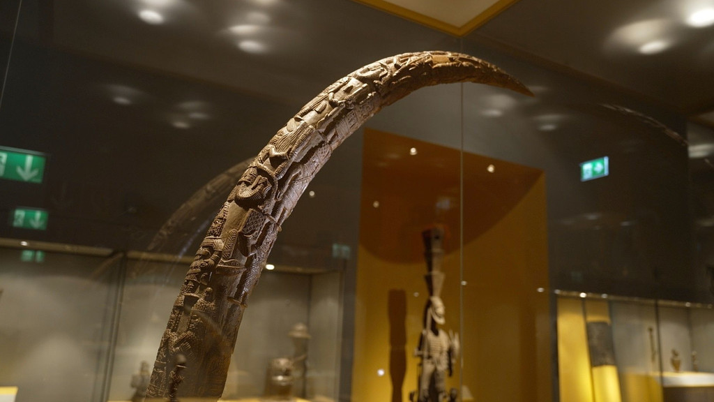 Königliche Ahnengalerie, geschnitzt aus Elefantenstoßzahn